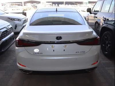 2025 لكزس إي إس 350