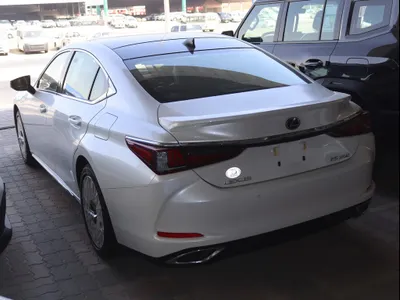 2025 لكزس إي إس 350
