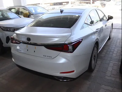 2025 لكزس إي إس 350