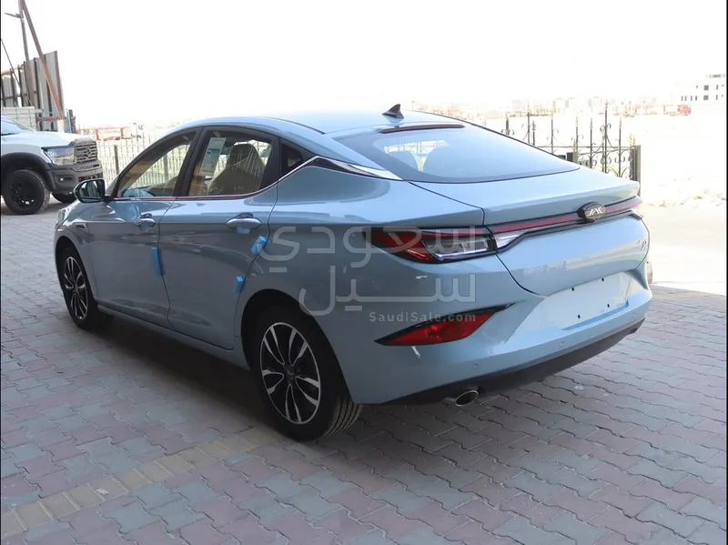 2025 JAC J7