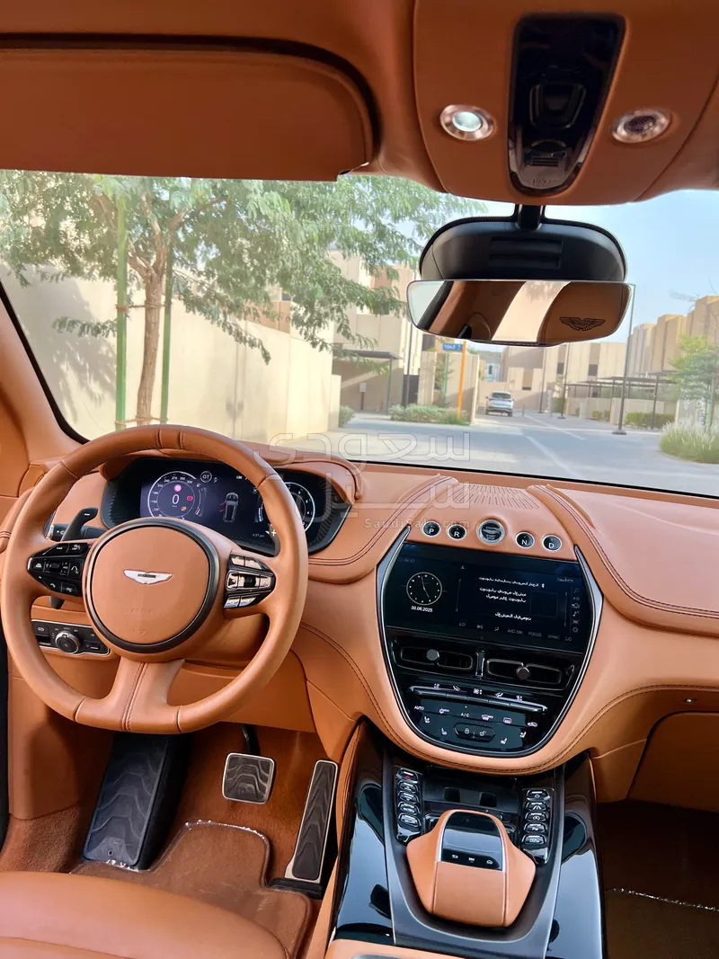 2021 استون مارتن دي بي اكس 550