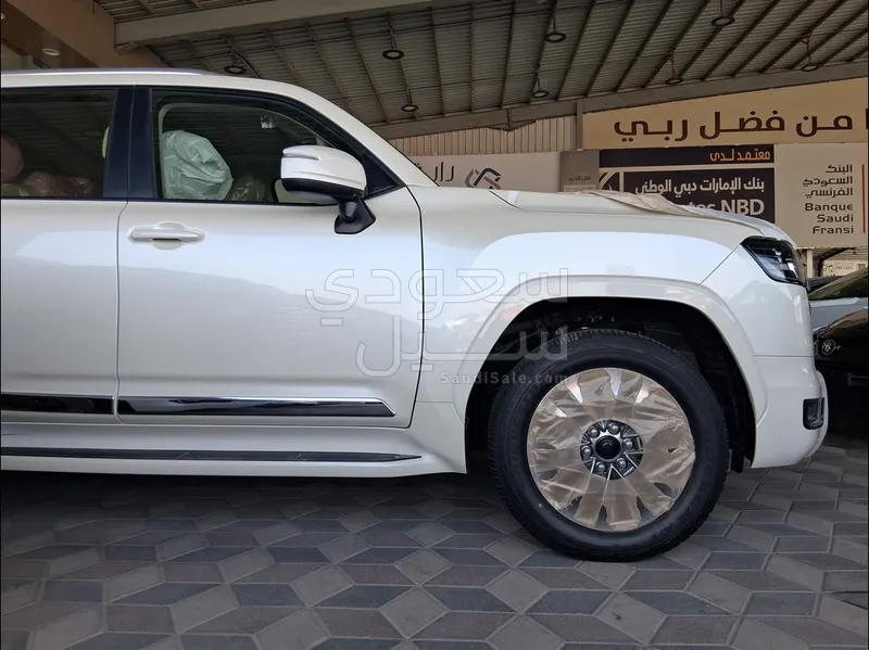 2025 Toyota Land Cruiser GXR