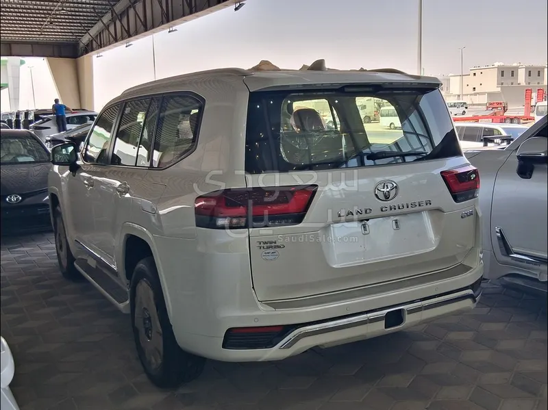 2025 Toyota Land Cruiser GXR