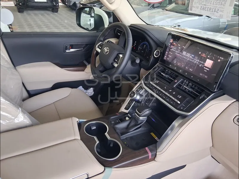 2025 Toyota Land Cruiser GXR