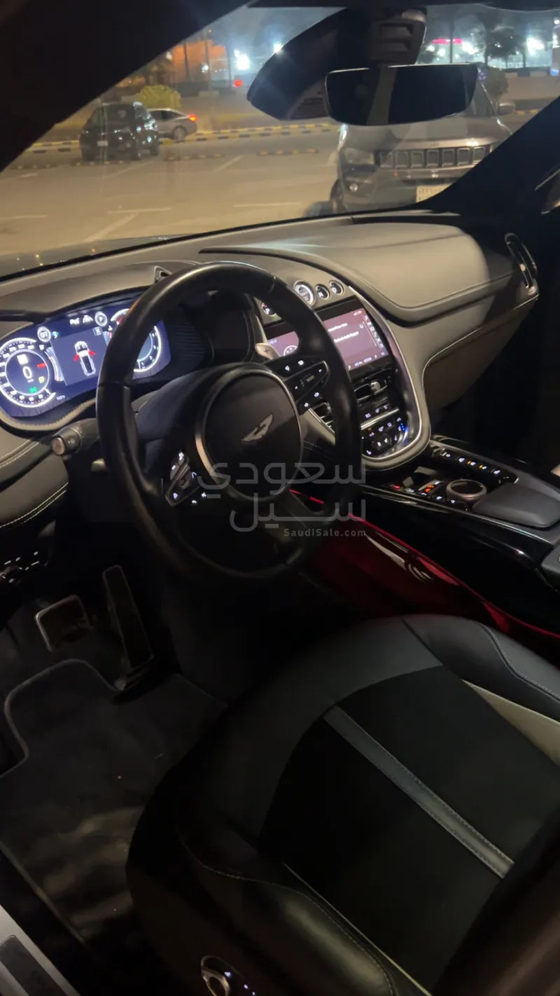 2022 استون مارتن دي بي اكس 550