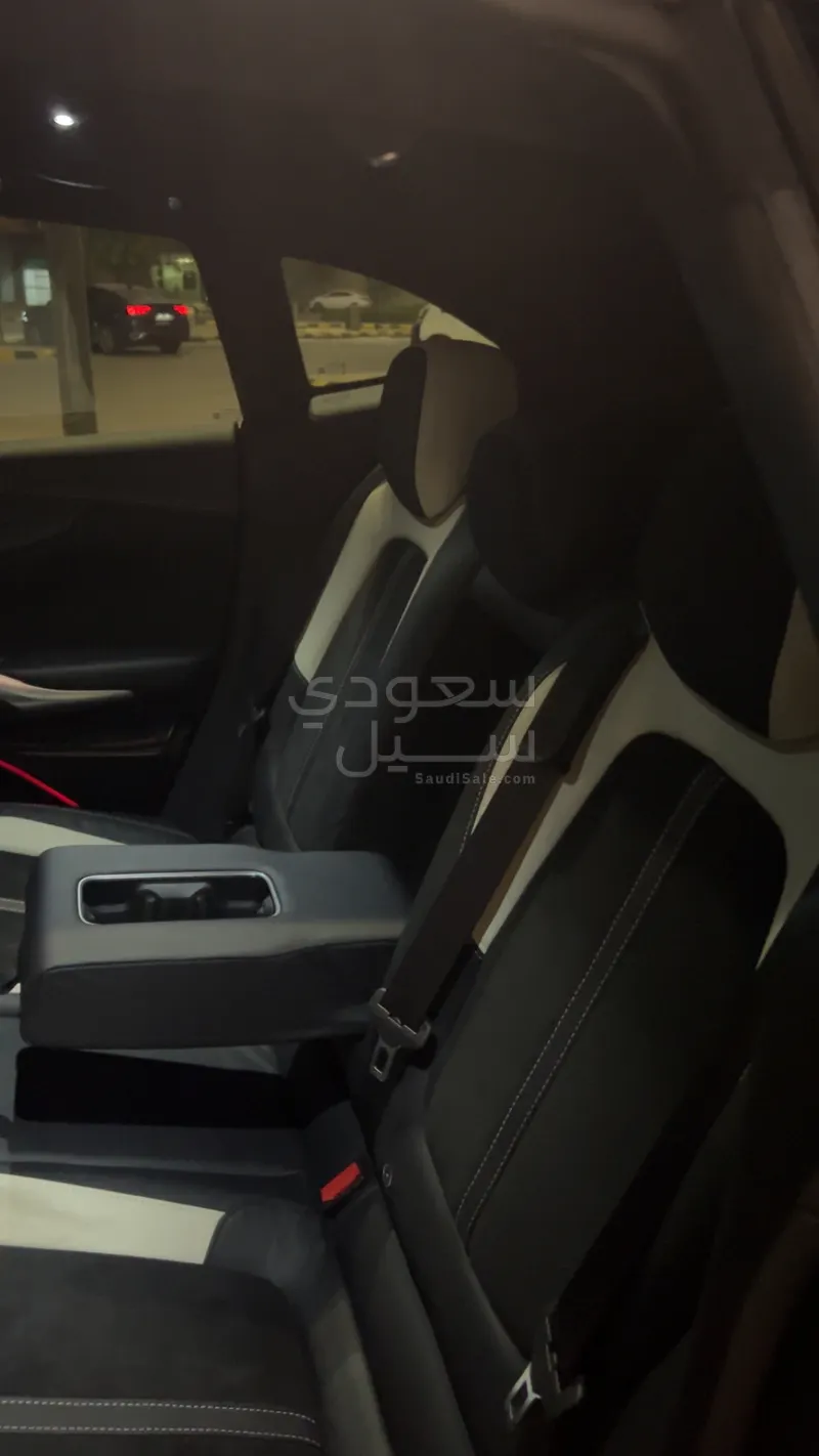 2022 استون مارتن دي بي اكس 550