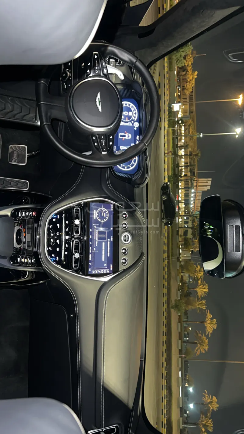 2022 استون مارتن دي بي اكس 550