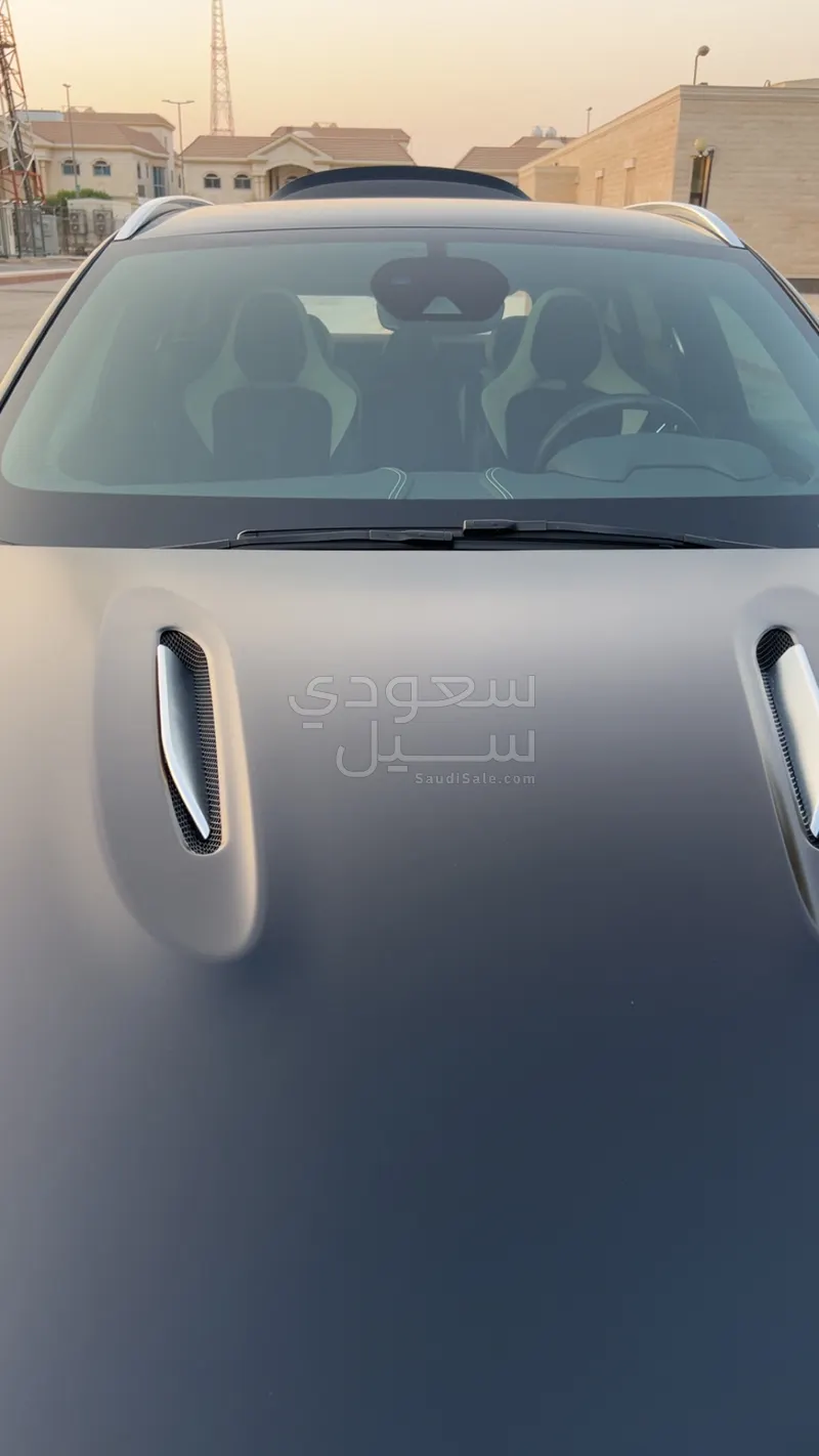 2022 استون مارتن دي بي اكس 550