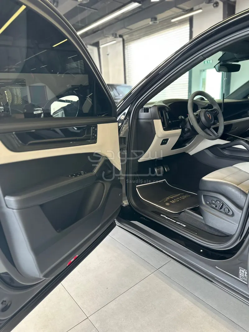 2025 Porsche Cayenne GTS