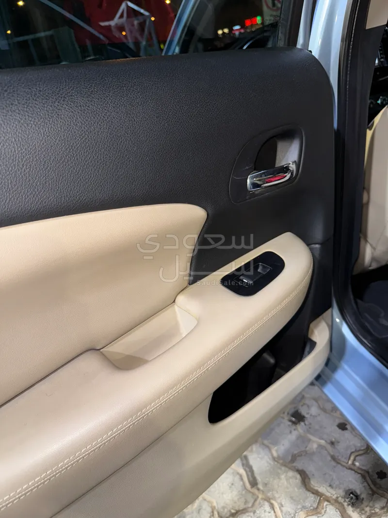 2012 كرايسلر 200 سي ليمتد