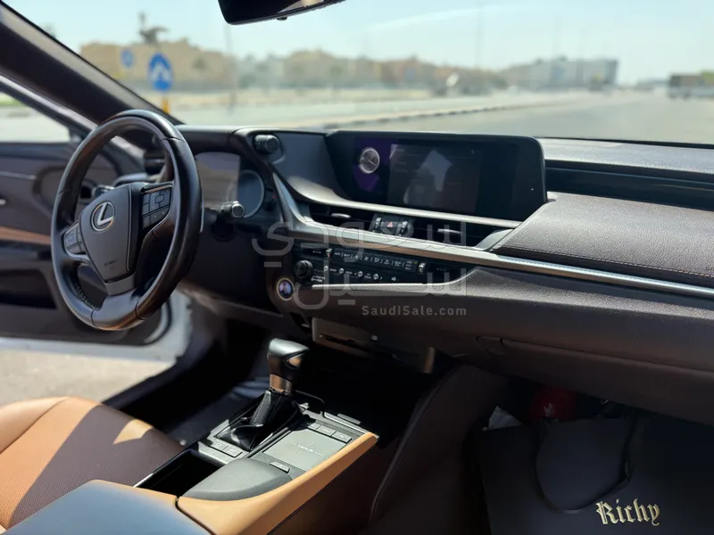 2020 Lexus ES 300h