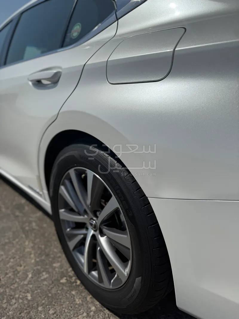 2020 Lexus ES 300h
