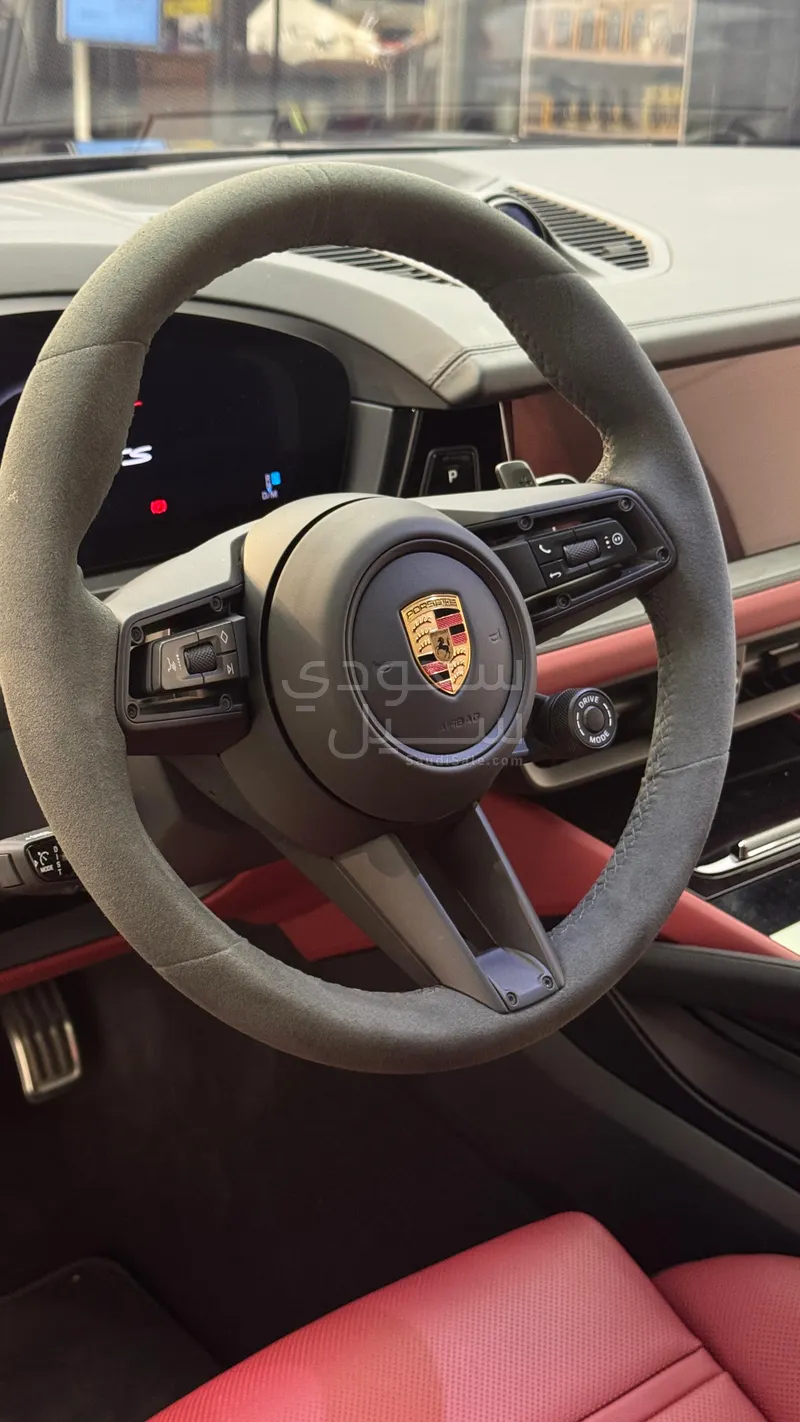 2025 Porsche Cayenne GTS