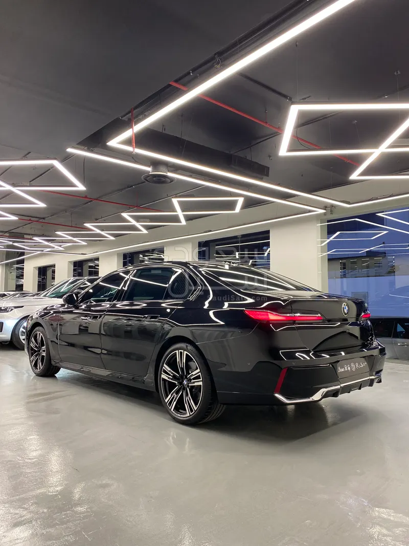 2025 BMW 7 Series 740i