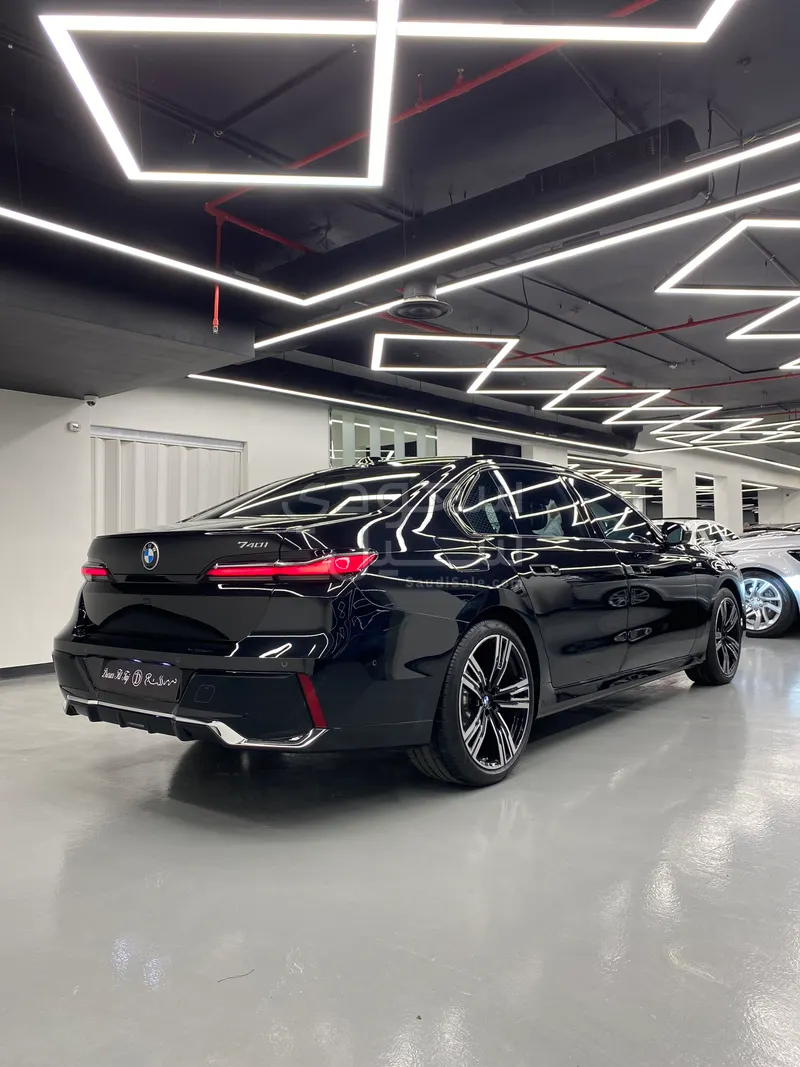 2025 BMW 7 Series 740i