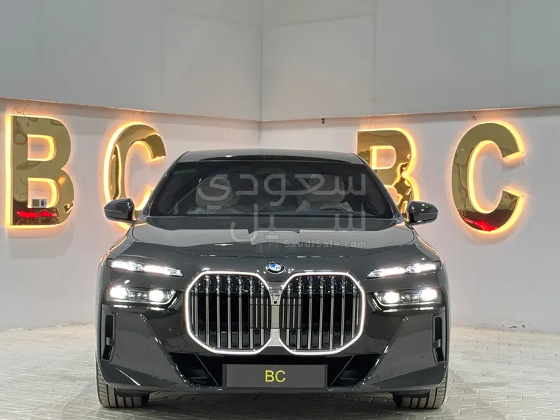 2026 بي ام دبليو الفئة السابعة 735أي
