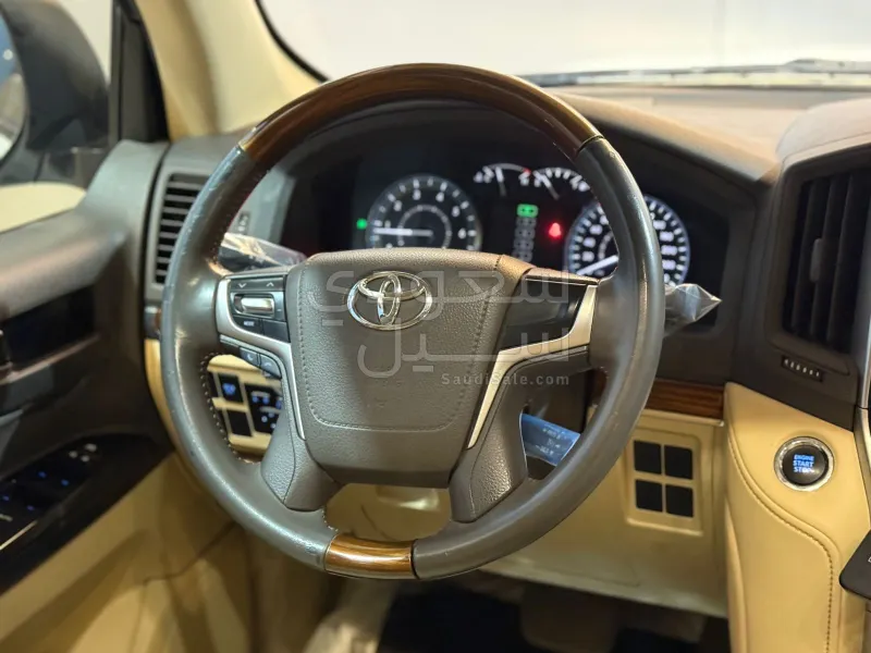 2017 Toyota Land Cruiser GXR