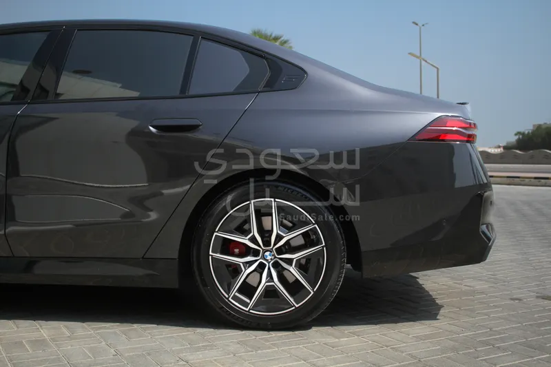 2025 BMW 5 Series 520i Mkit