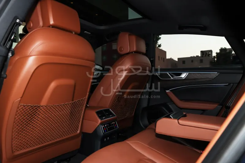 2022 اودي اي 7 55 تي اف اس اي