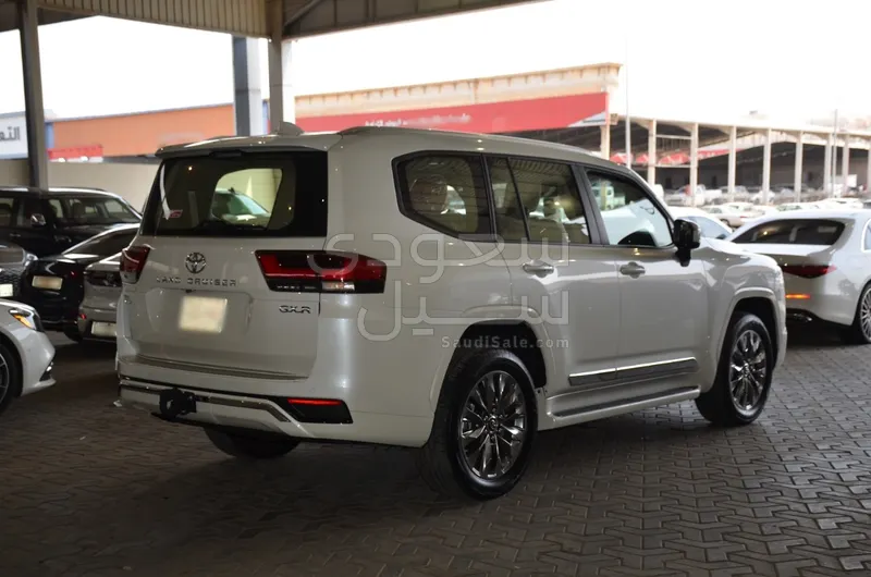 2025 Toyota Land Cruiser GXR