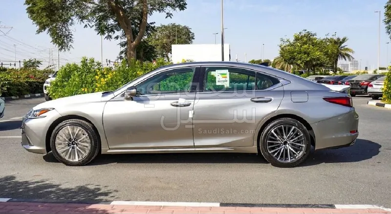 2025 لكزس إي إس 350