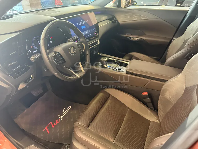 2023 لكزس أر إكس 350