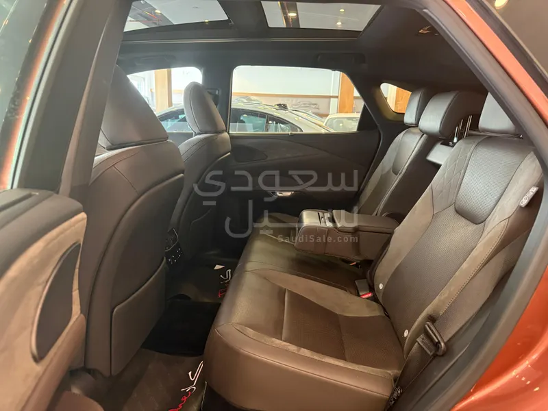2023 لكزس أر إكس 350