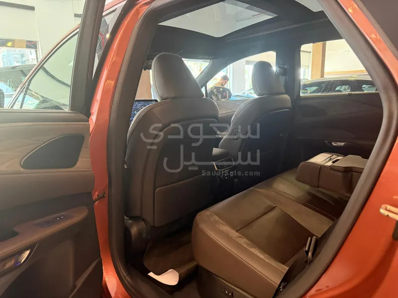 2023 لكزس أر إكس 350