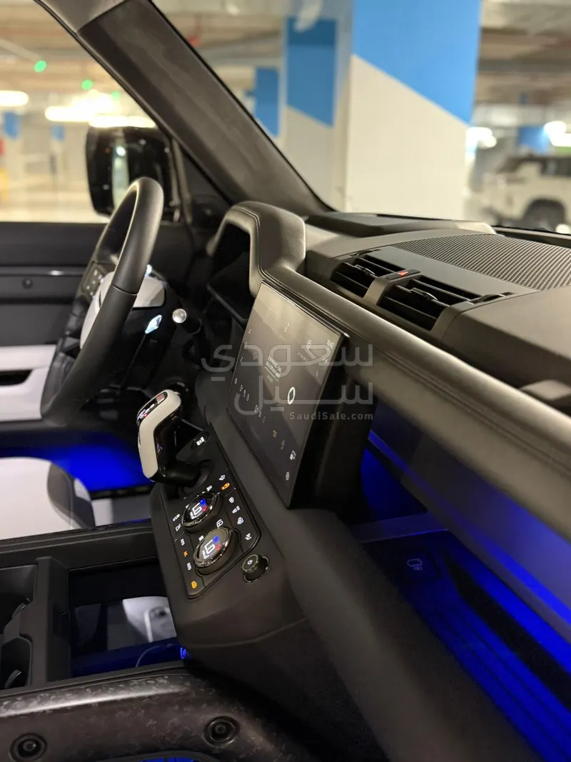 2025 Land Rover Defender Octa