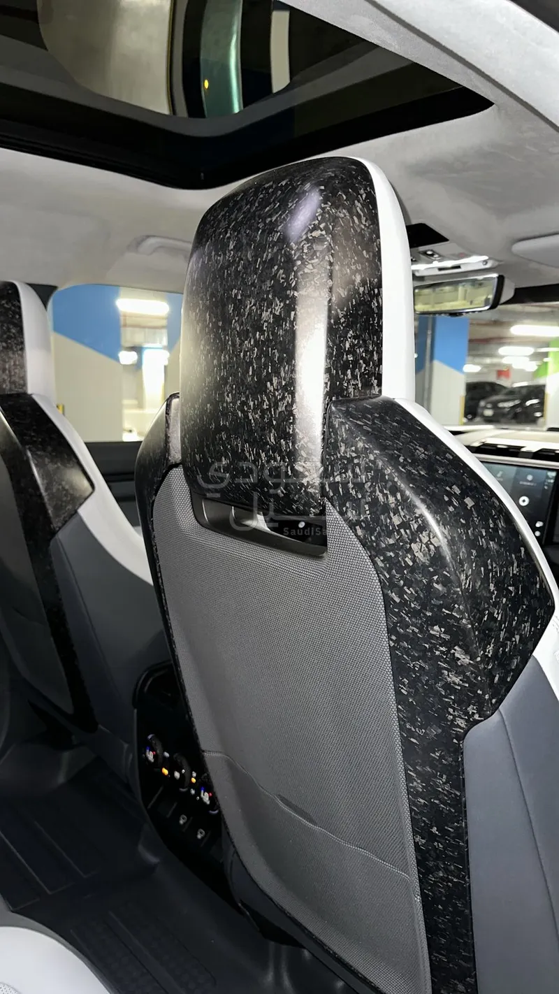 2025 Land Rover Defender Octa