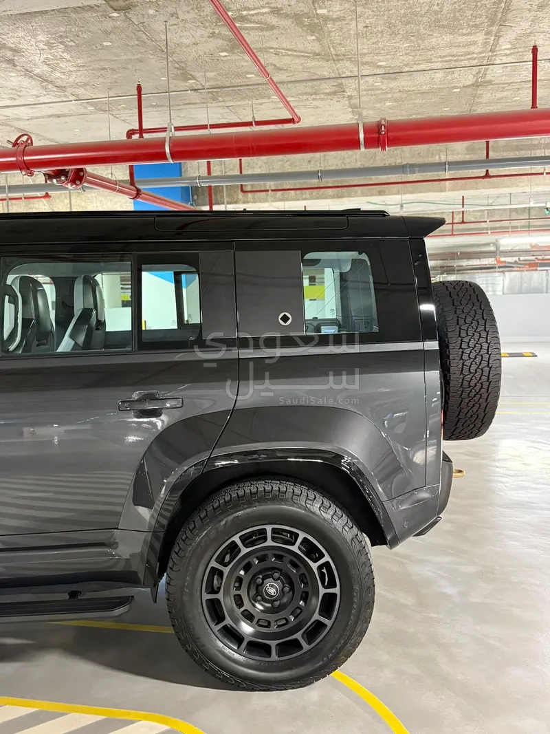 2025 Land Rover Defender Octa