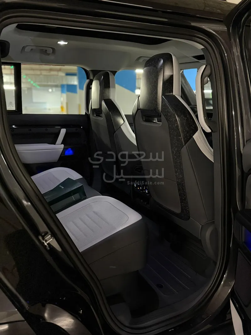 2025 Land Rover Defender Octa
