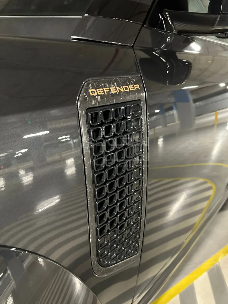 2025 Land Rover Defender Octa