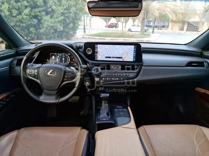 2022 لكزس إي إس 250