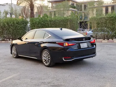 2022 لكزس إي إس 250