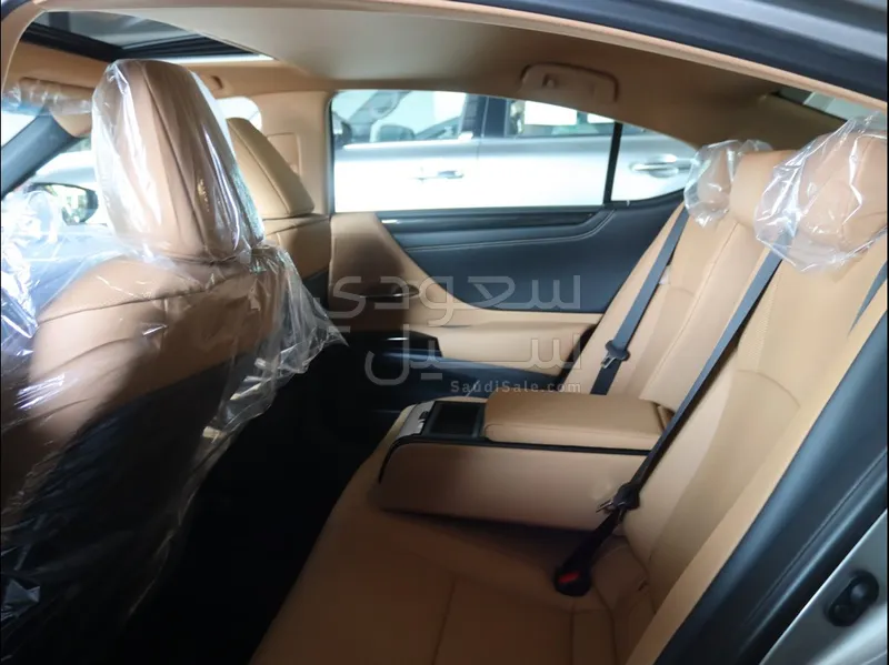 2025 Lexus ES 250