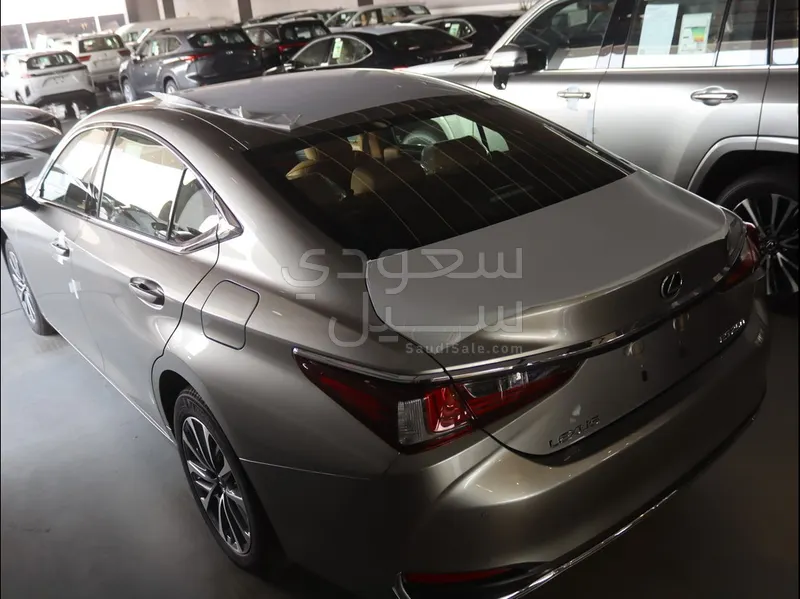 2025 Lexus ES 250