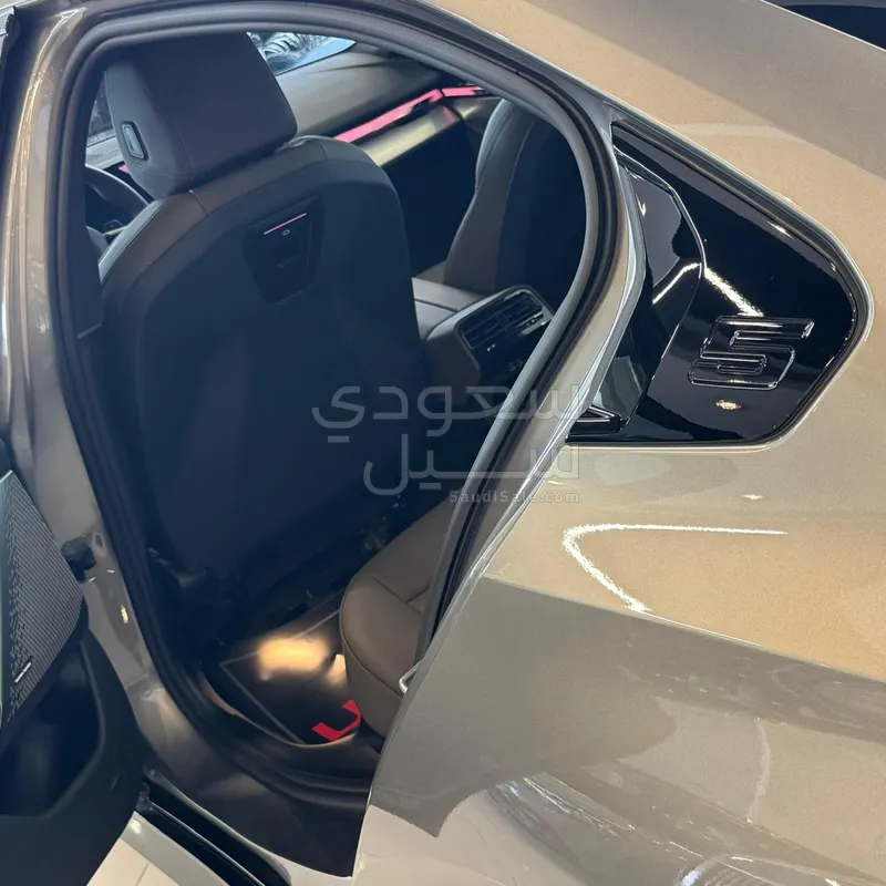 2024 BMW 5 Series 520i