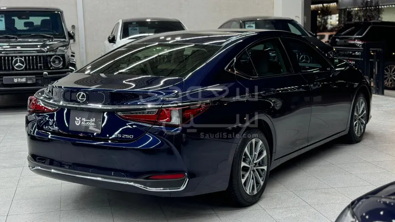 2025 Lexus ES 250