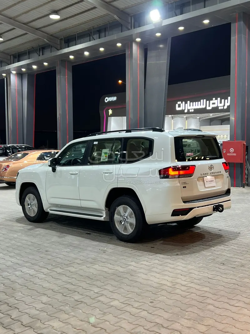 2025 Toyota Land Cruiser GXR 2