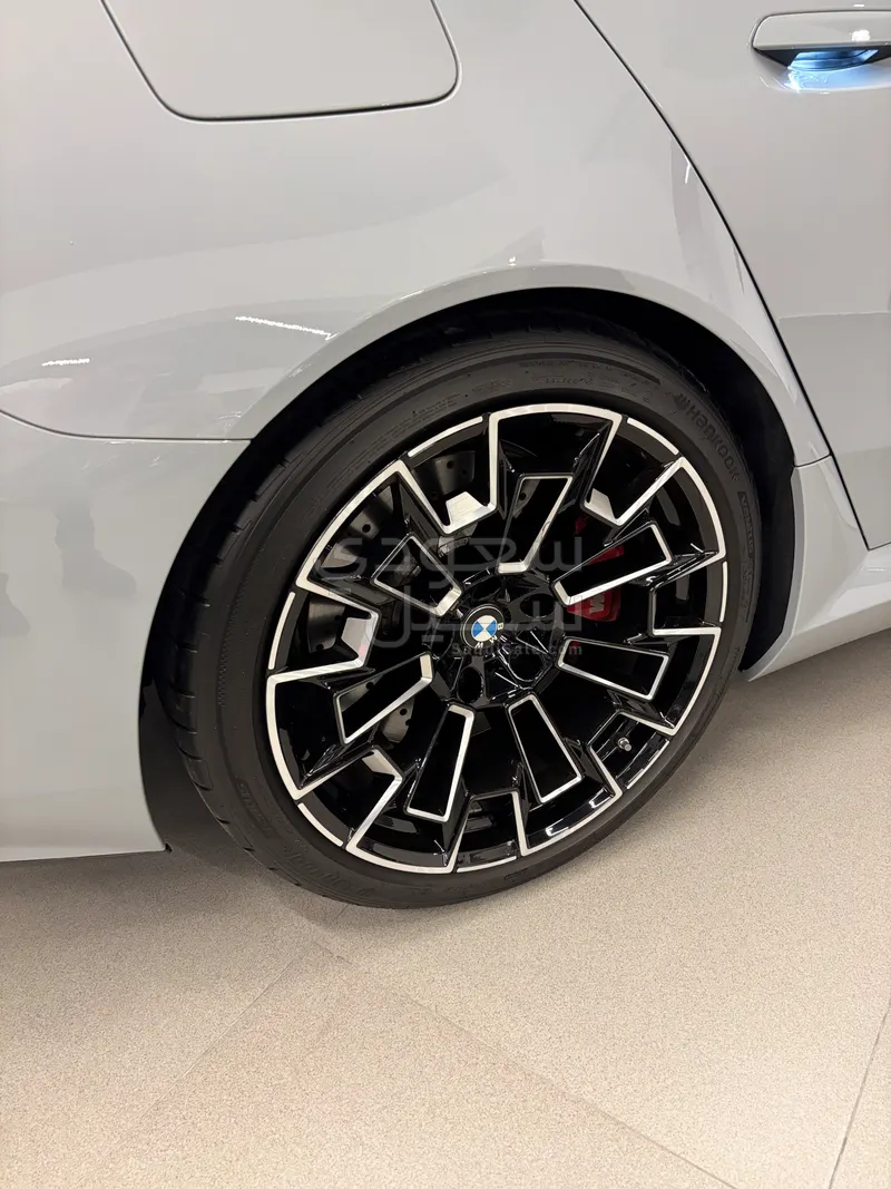 2025 BMW M Series M5
