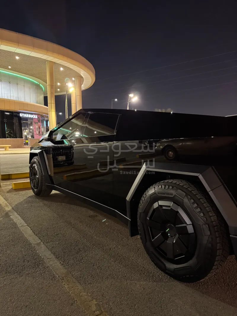 2024 تيسلا سايبر تراك
