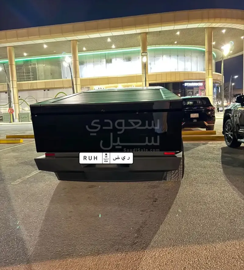 2024 تيسلا سايبر تراك