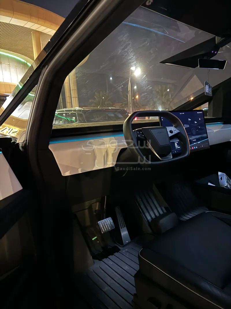 2024 تيسلا سايبر تراك