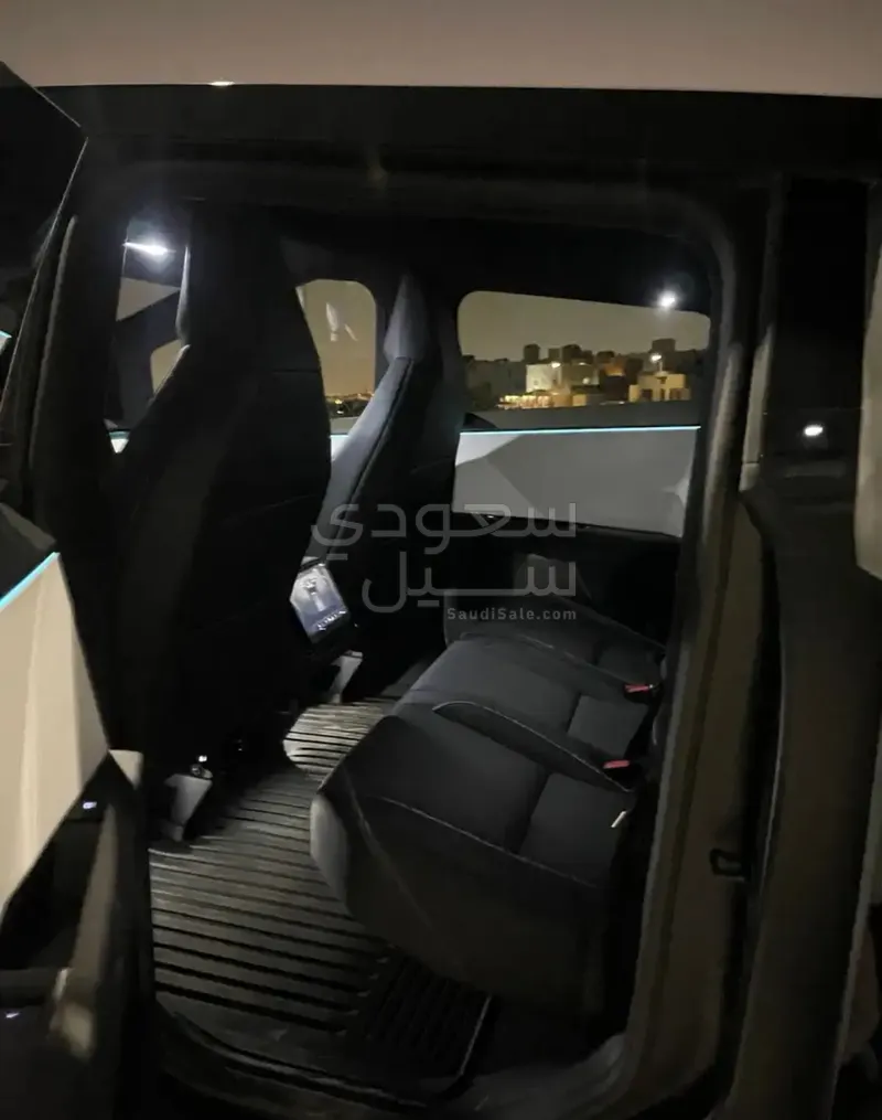 2024 تيسلا سايبر تراك