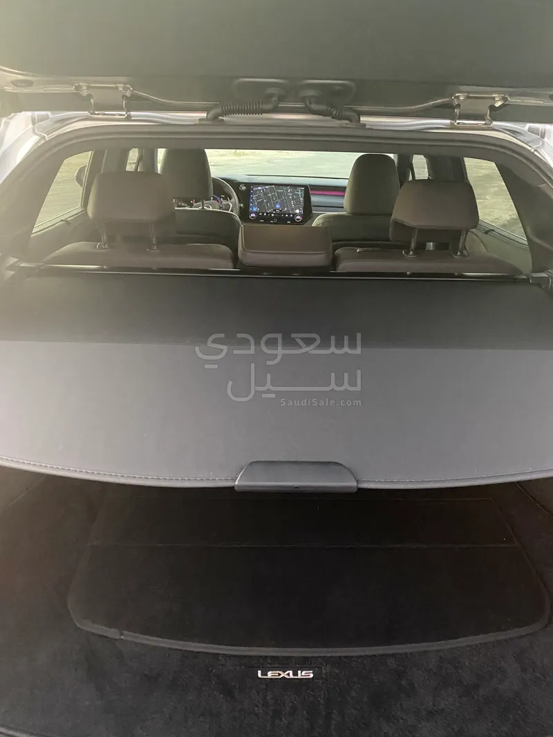 2024 لكزس أر إكس 350