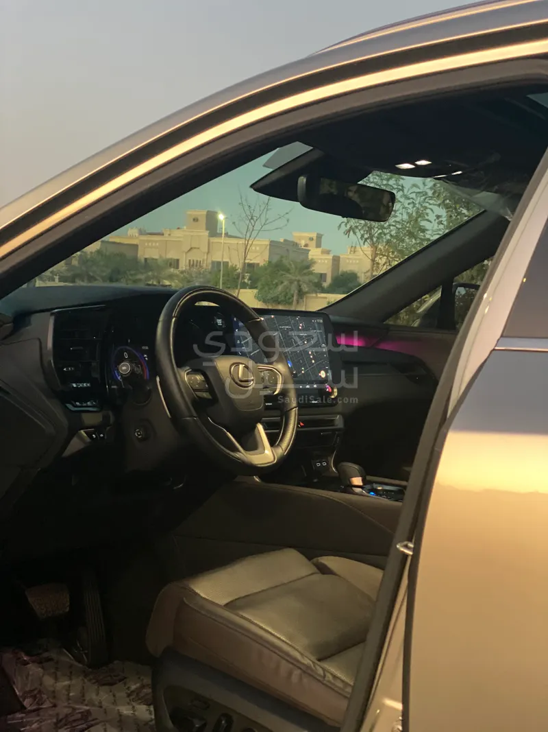 2024 لكزس أر إكس 350