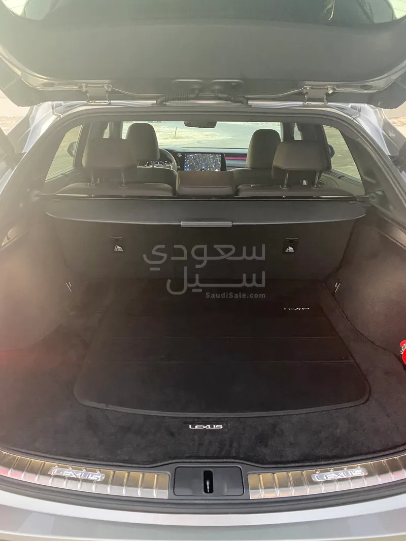 2024 لكزس أر إكس 350