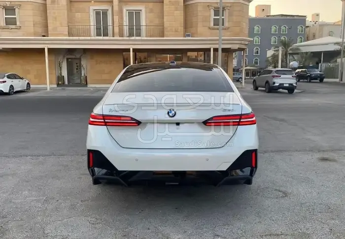 2024 بي ام دبليو الفئة الخامسة 520 أي إم كت