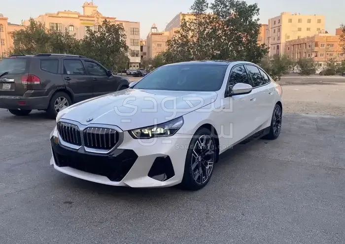 2024 بي ام دبليو الفئة الخامسة 520 أي إم كت